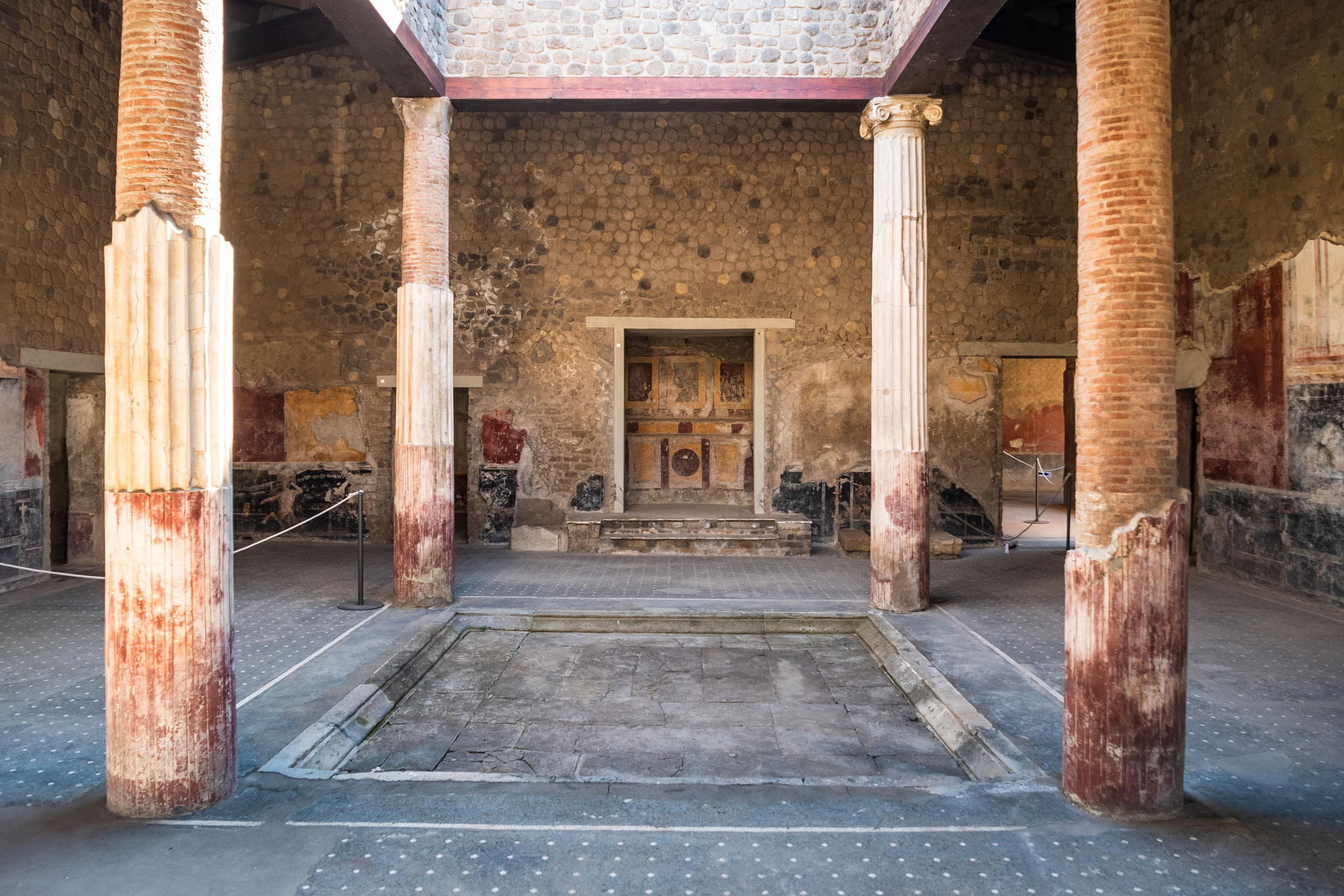 Pompei | Atrio dell'antica villa Romana "san Marco in Stabiae" con impluvio e colonne Ioniche