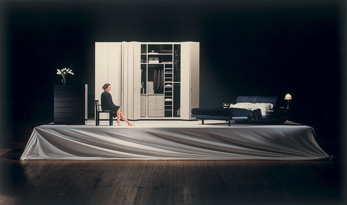 1988 Chaise Teatro, armoire 7volte7, commode série 1080 et lit Marlo 2 (photo Luigi Ghirri 1991)
