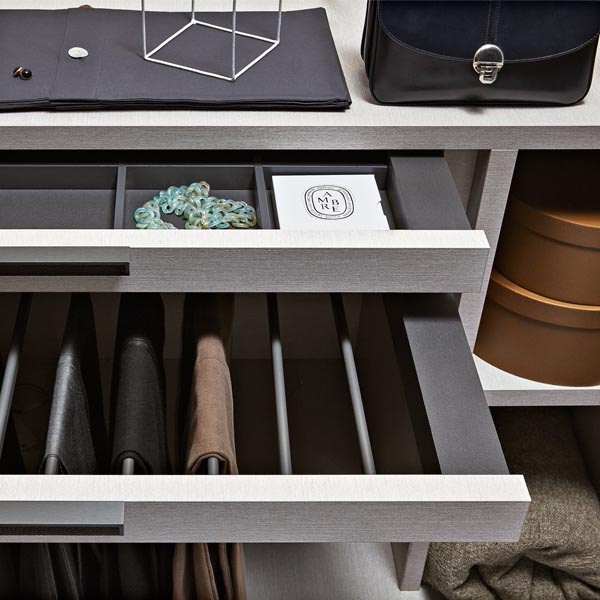 Extractable drawers and trays
