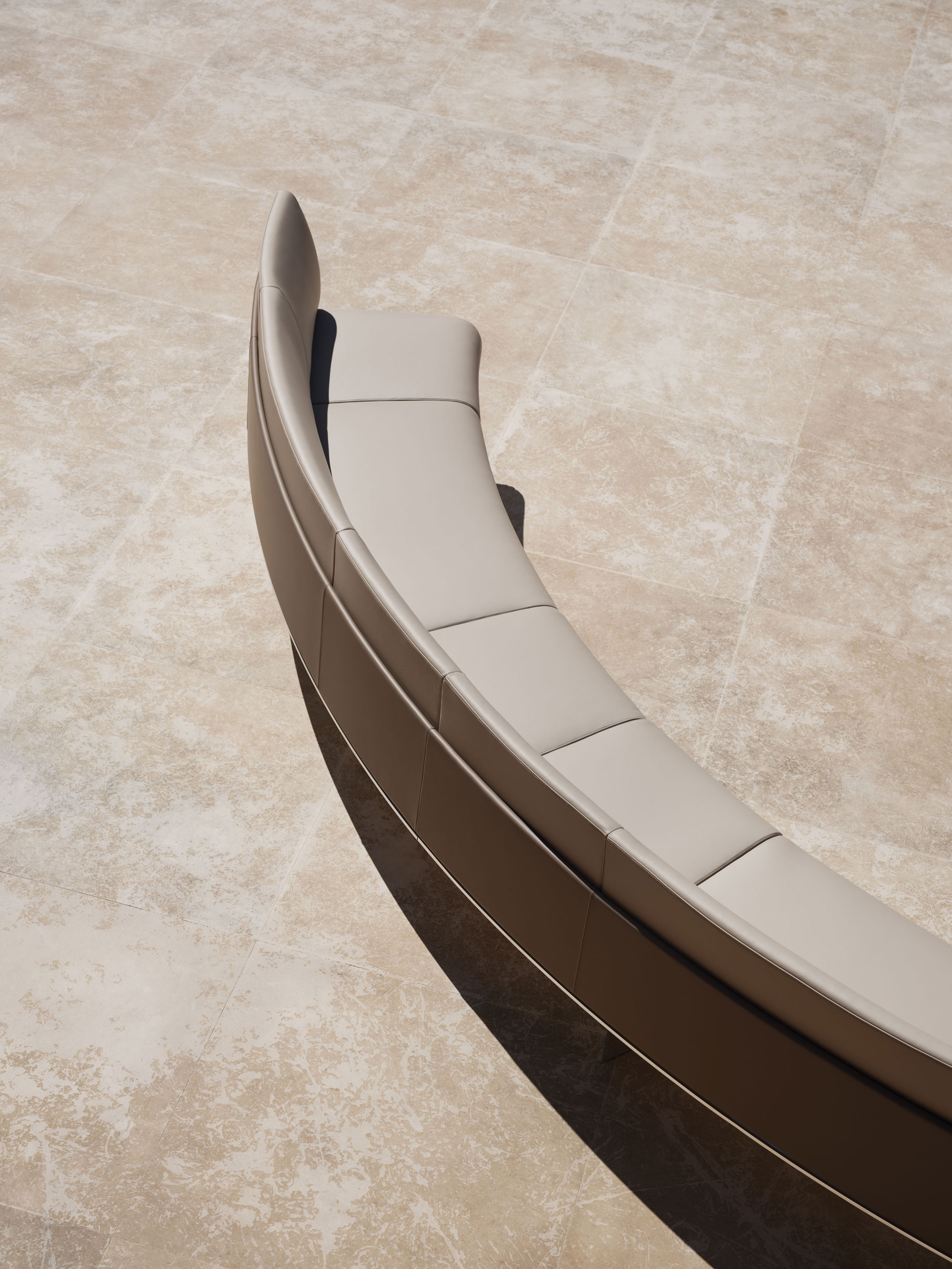 Detail of the joining of two modules of the curved sofa – ph. Alberto Strada