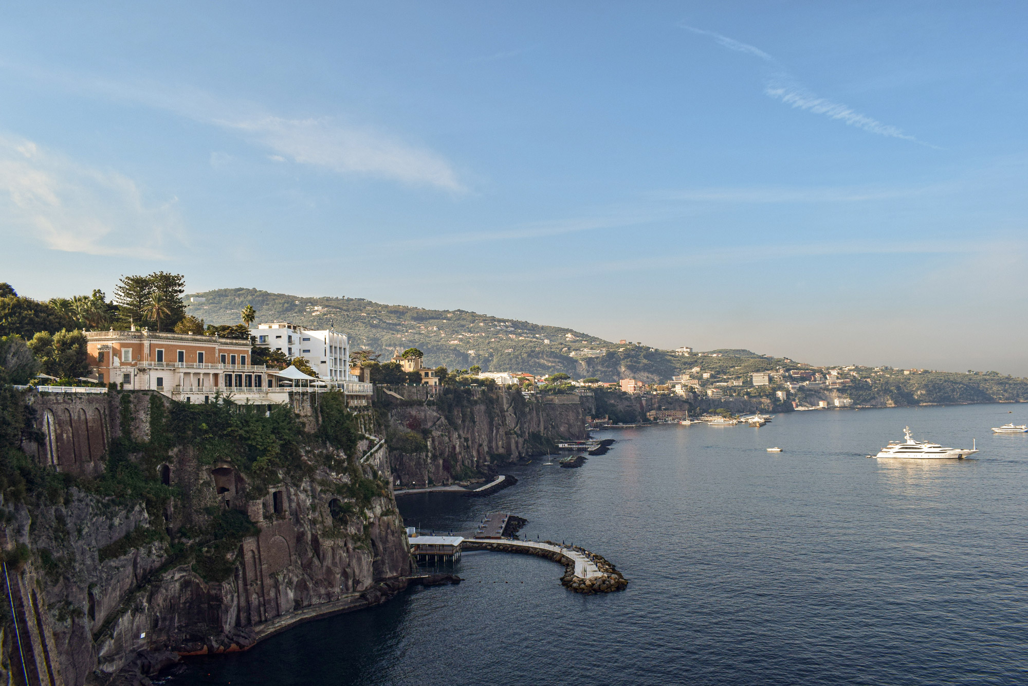 Hotel Parco dei Principi. In equilibrio perfetto tra architettura e natura, il capolavoro di Gio Ponti domina il mare dall’alto di un imponente spalto.