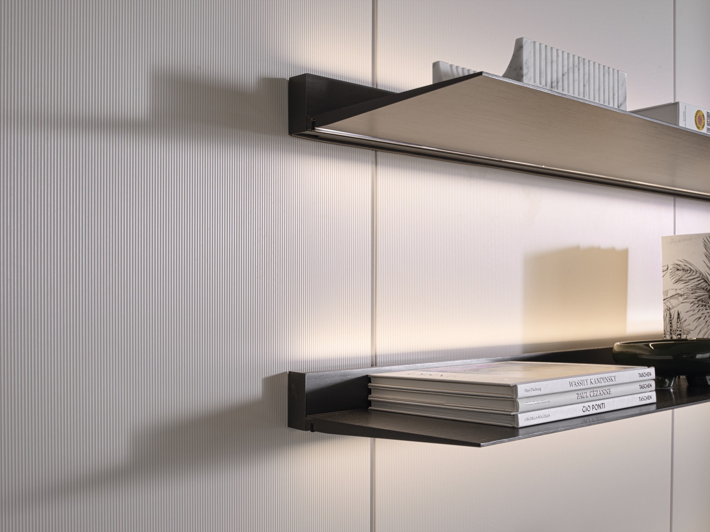 Wall-mounted suspended bookcase - Pass-word-2 - Molteni&C
