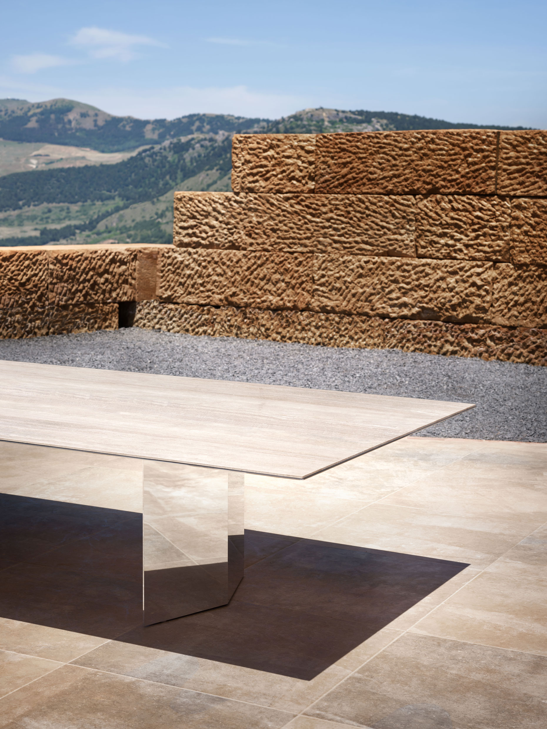 Detail of the rectangular table with travertine top – ph. Alberto Strada