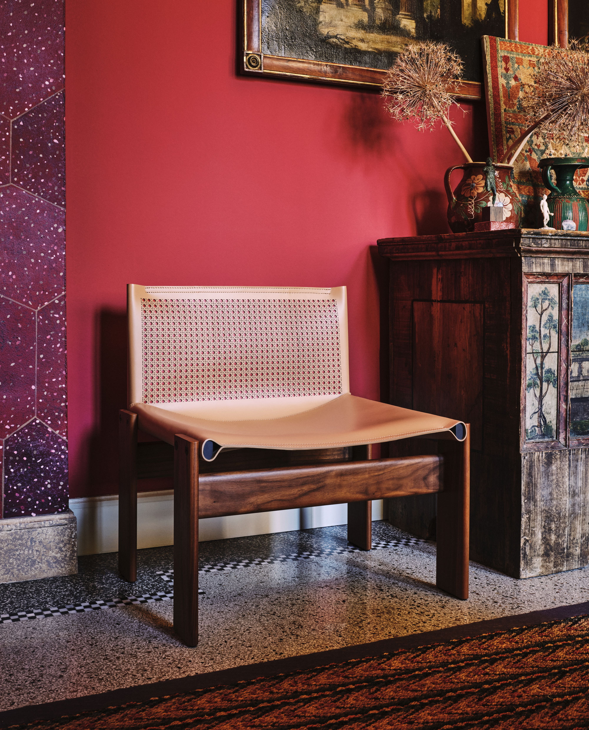 Molteni&C、Monkアームチェアを再解釈した限定モデルのデザインを