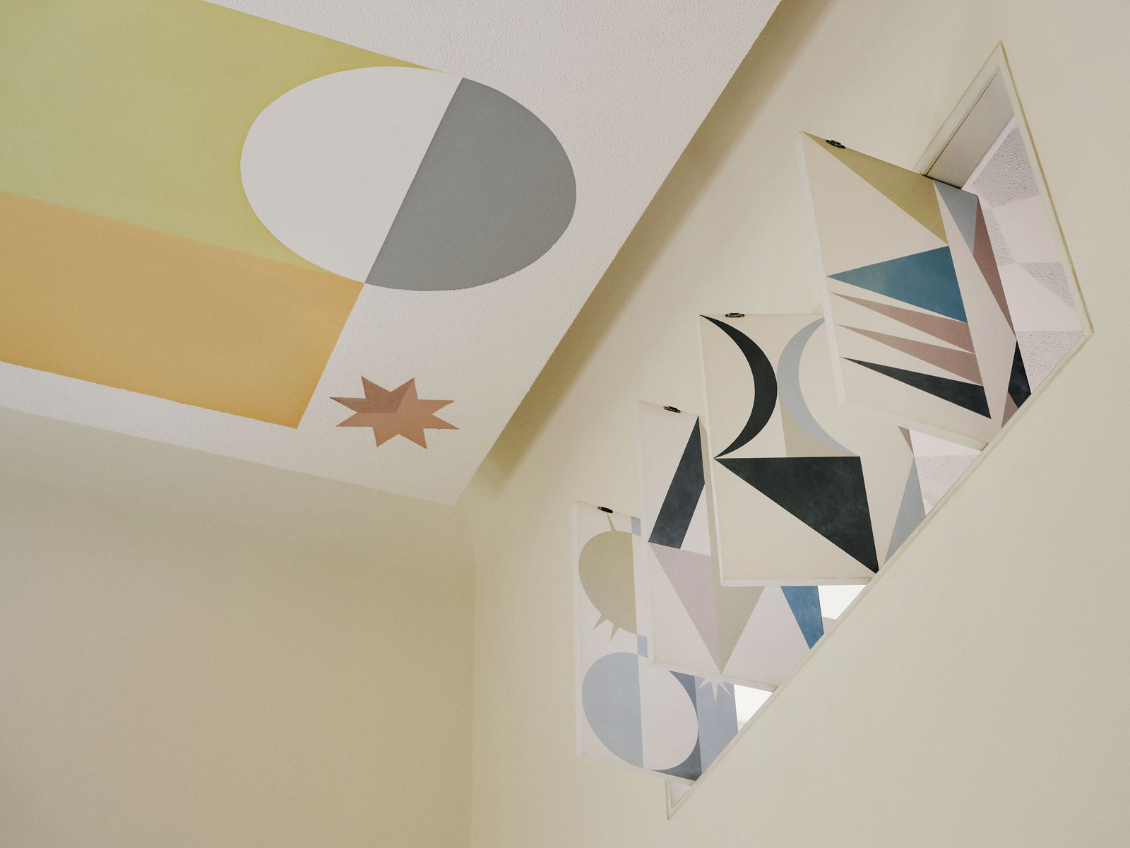 Forme e colori servono da decorazione non solo per i soffitti della villa, ma anche per una serie di tavoli smaltati