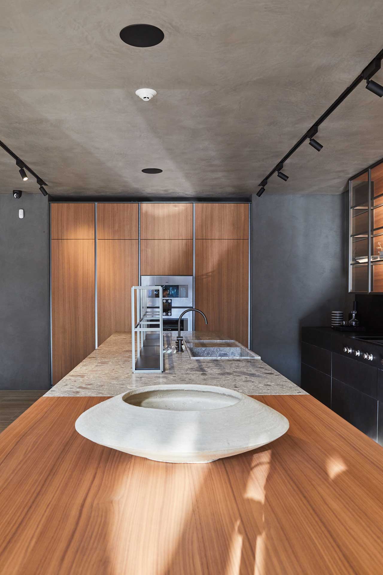 VVD Kitchen by Dada Kitchens in Los Angeles