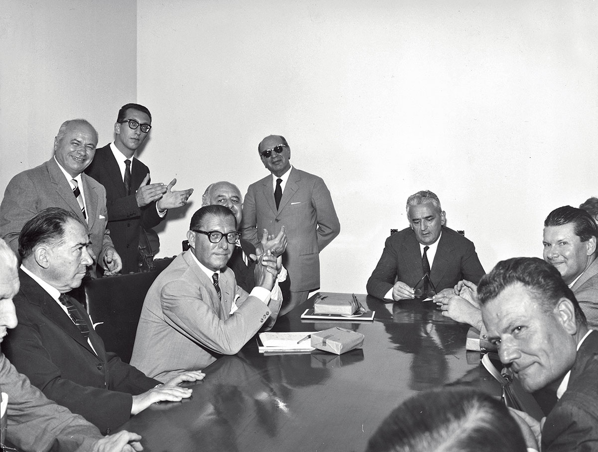 Conférence de presse du premier Salon du Meuble de Milan. A droite, au premier plan, Angelo Molteni