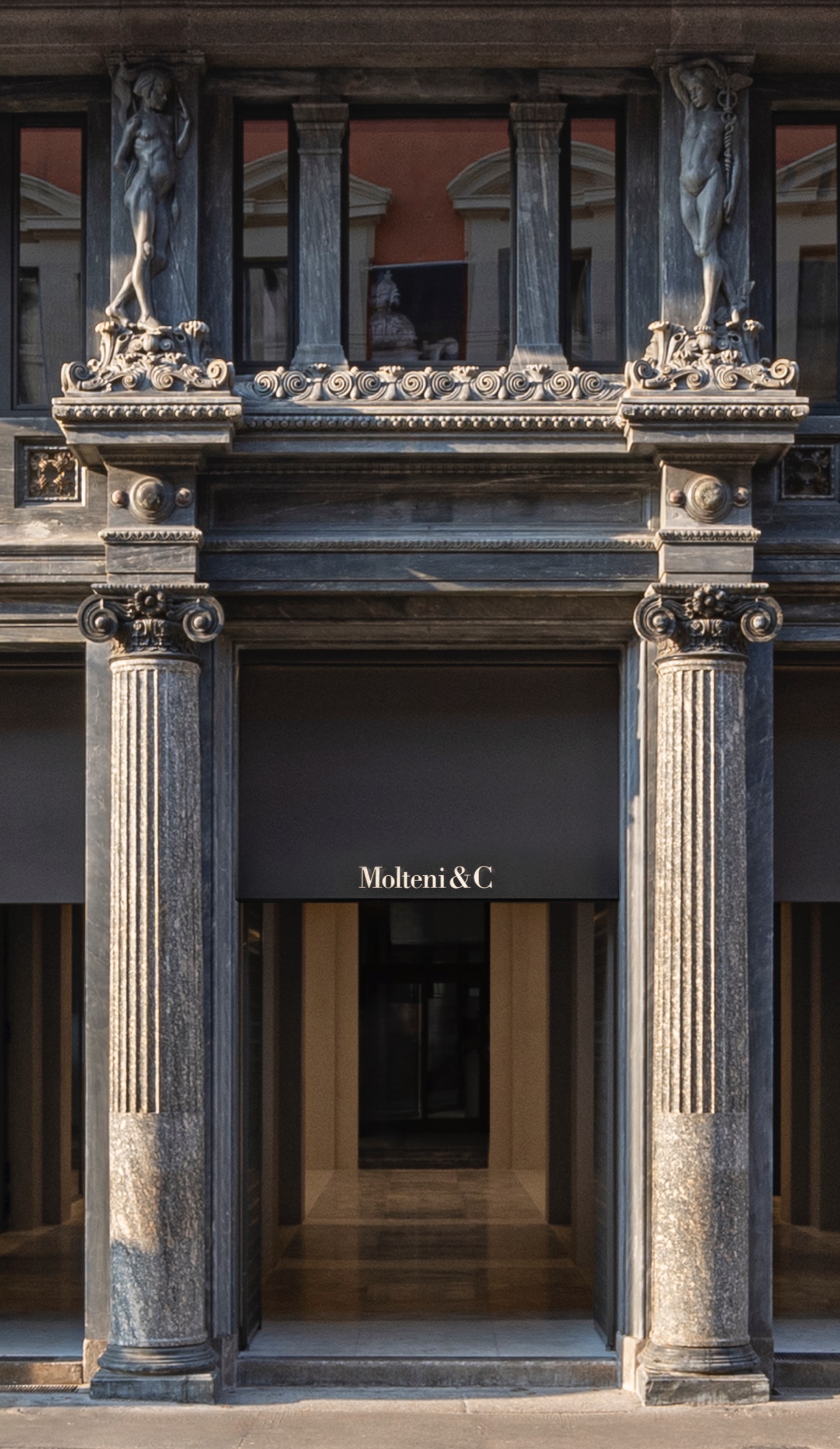 L’ingresso monumentale di Palazzo Molteni