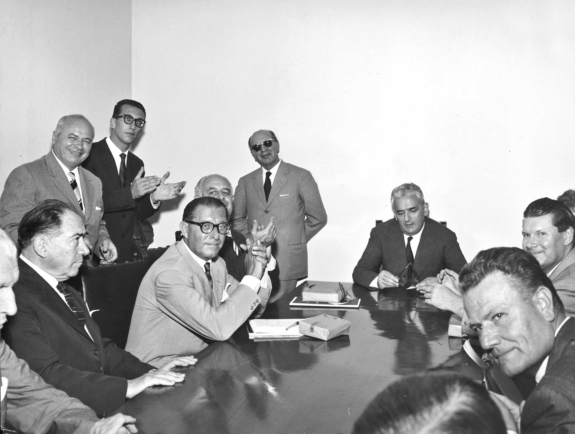 1961. Conferenza stampa del I Salone del Mobile di Milano. A destra, in primo piano, Angelo Molteni