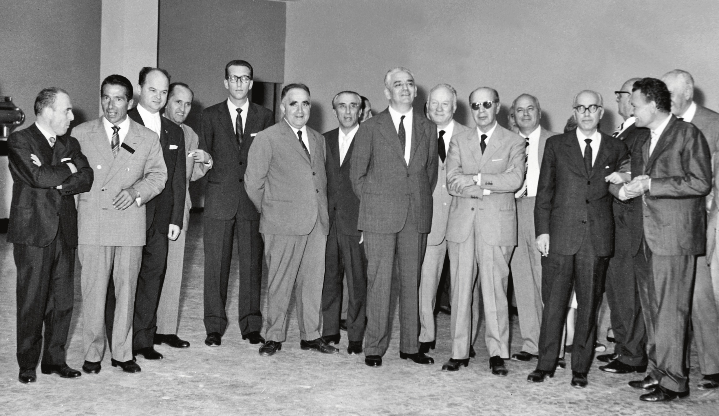 1961. Conferenza stampa del I Salone del Mobile di Milano. A destra, in primo piano, Angelo Molteni