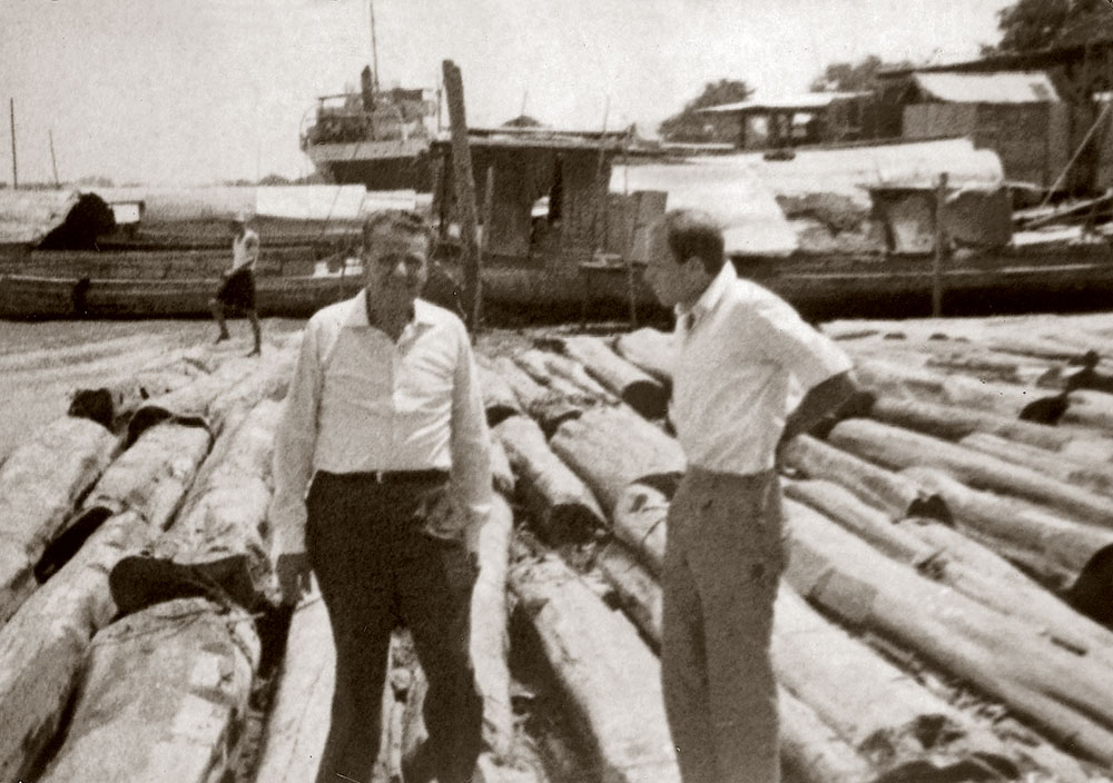 Angelo und Carlo Molteni in Burma zum Einkauf von Holzmaterial