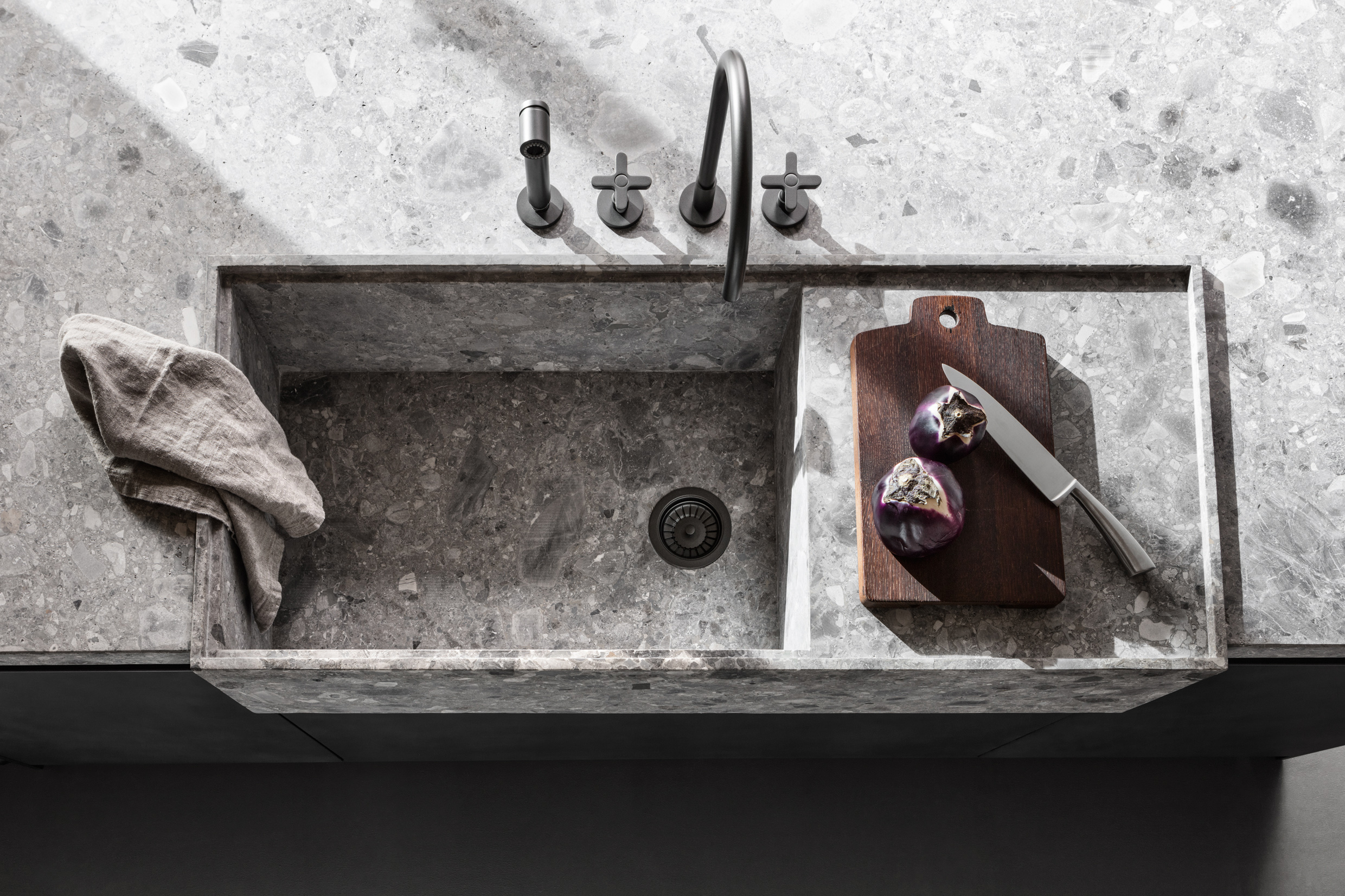 Stone integrated sink, worktop edge
